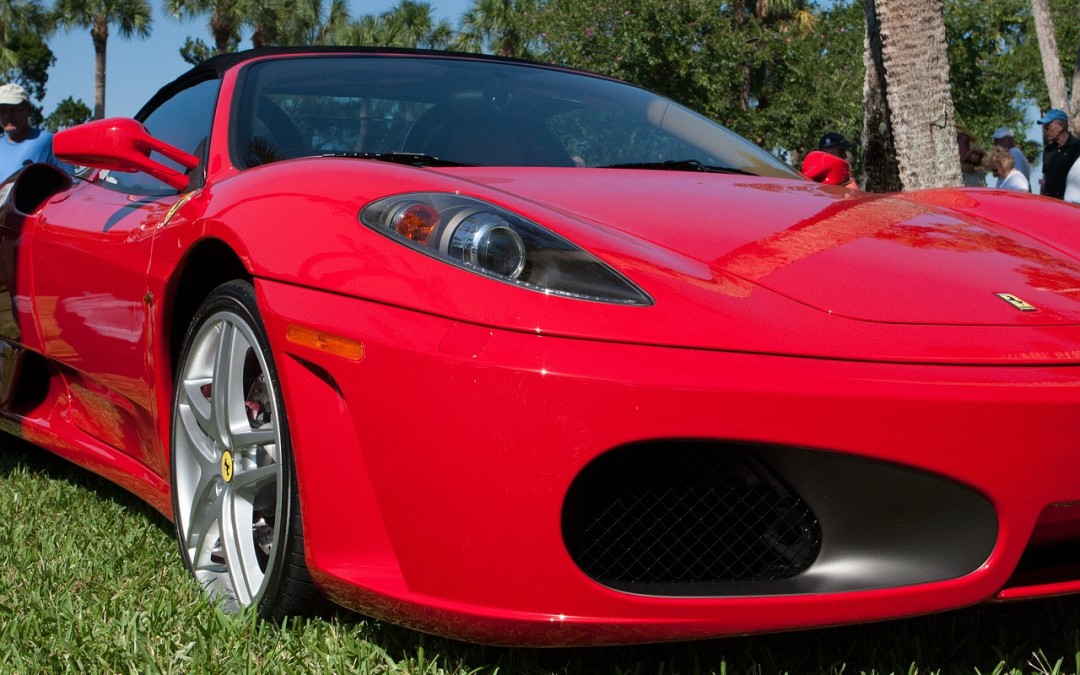 Ferrari-Fahrten auf der Rennstrecke und der Straße in Italien